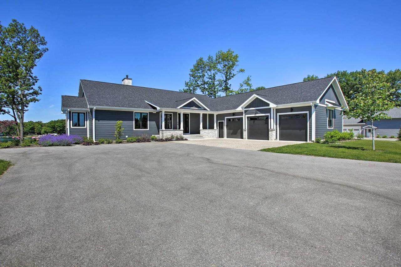 Waterfront Silver Lake Home With Private 40 Dock! Traverse City Exterior photo